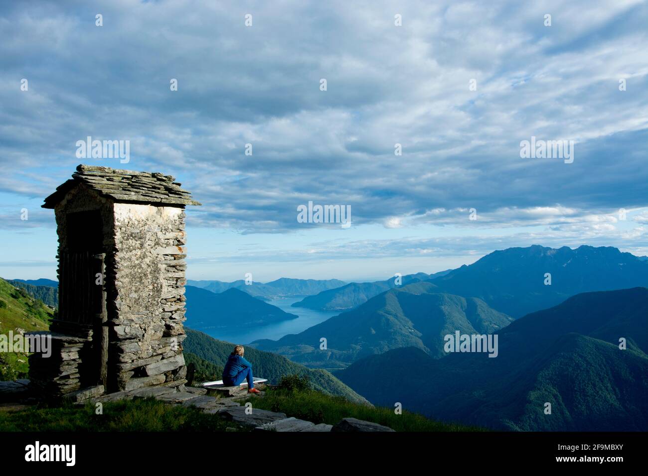 Malerischer Ausblick von der Alpe Nimi über den Lago Maggiore im Tessin, Suisse Banque D'Images