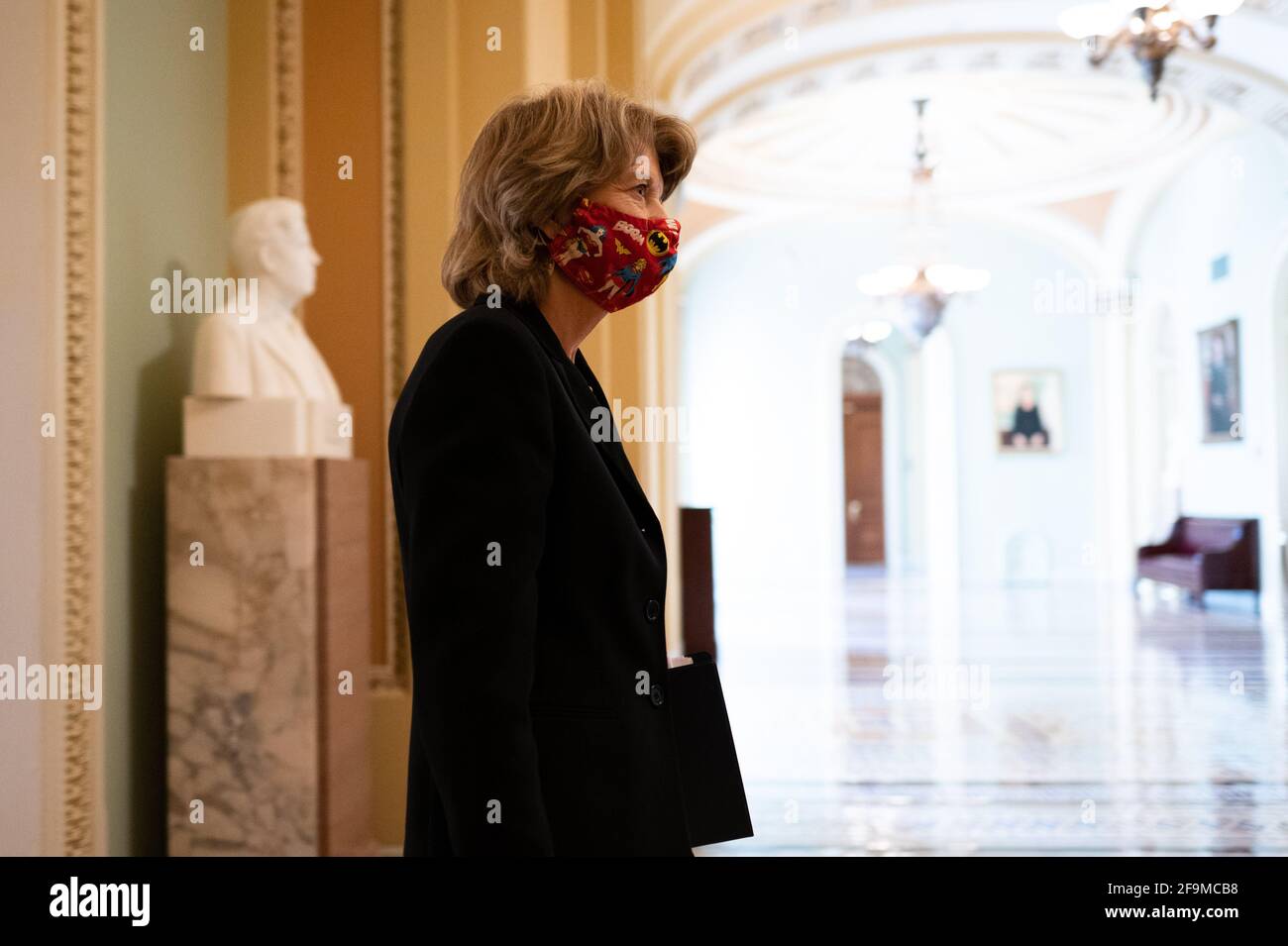 Washington, États-Unis. 19 avril 2021. La sénatrice Lisa Murkowski (R-AK) au Capitole des États-Unis, à Washington, DC, le lundi 19 avril, 2021. Le Sénat est revenu après le week-end pour poursuivre les votes sur les personnes nommées par le président Biden et un projet de loi sur les crimes de haine axés sur les Asiatiques et les Américains. (Graeme Sloan/Sipa USA) Credit: SIPA USA/Alay Live News Banque D'Images