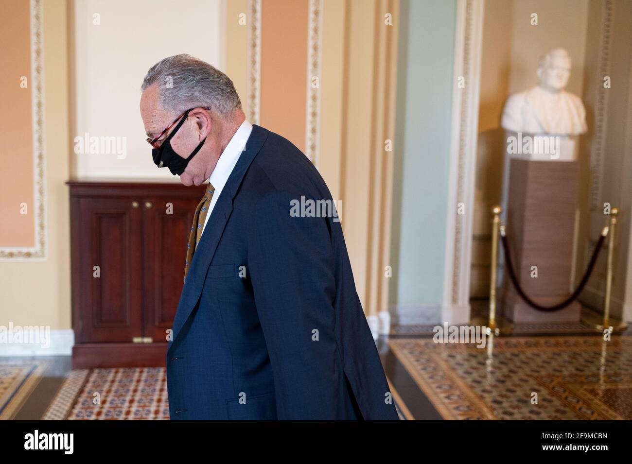 Washington, États-Unis. 19 avril 2021. Le sénateur Chuck Schumer (D-NY), chef de la majorité au Sénat, au Capitole des États-Unis, à Washington, DC, le lundi 19 avril, 2021. Le Sénat est revenu après le week-end pour poursuivre les votes sur les personnes nommées par le président Biden et un projet de loi sur les crimes de haine axés sur les Asiatiques et les Américains. (Graeme Sloan/Sipa USA) Credit: SIPA USA/Alay Live News Banque D'Images