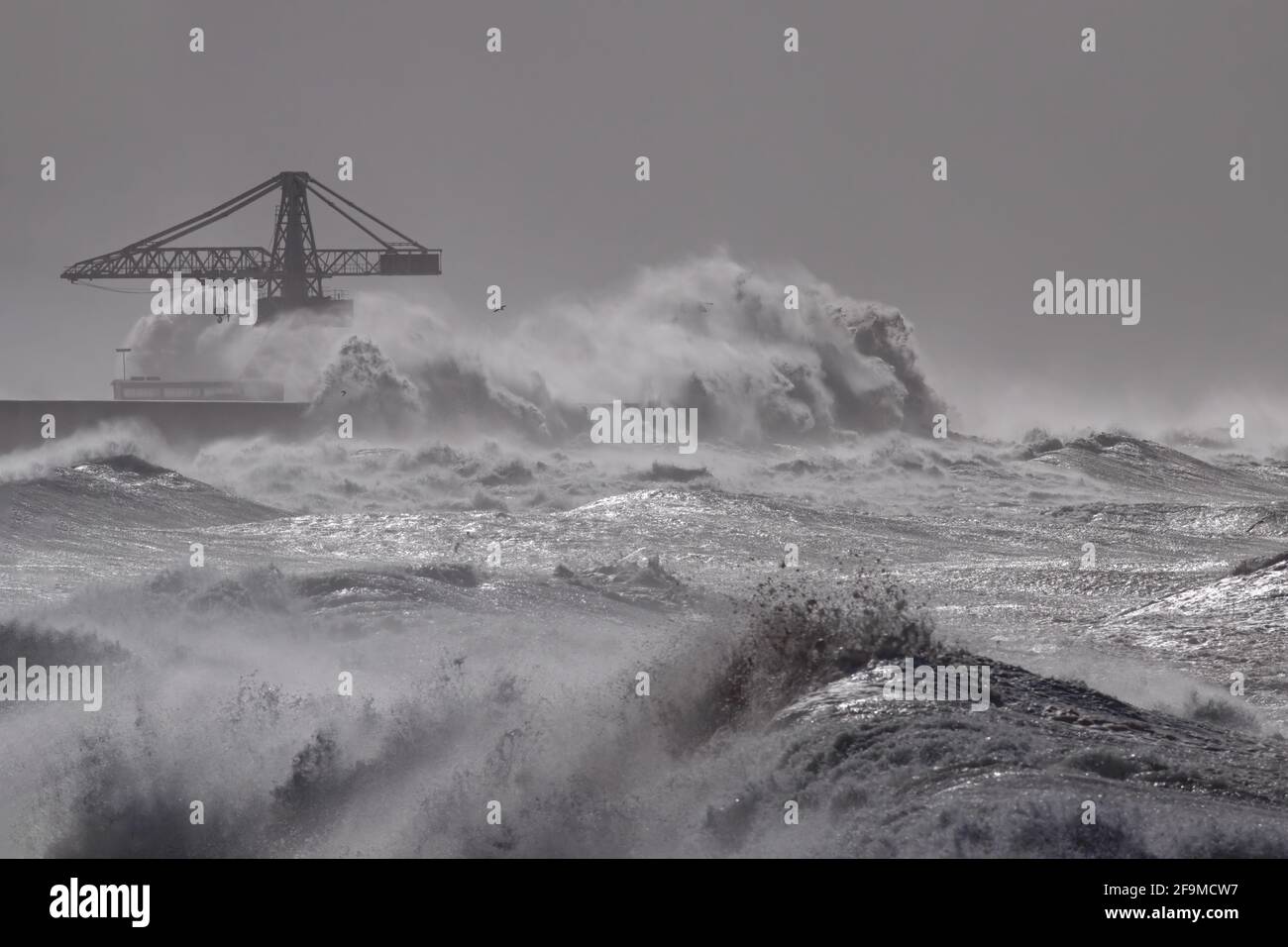 Leixoes port mur nord avec son emblématique grande grue sous une forte tempête. Banque D'Images