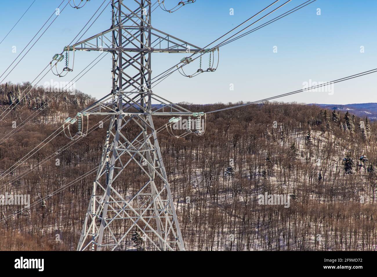 Gros plan de la photographie d'une tour de télécommunication, fournissant des services de communication 3G et 4G au sommet d'une montagne enneigée. Banque D'Images