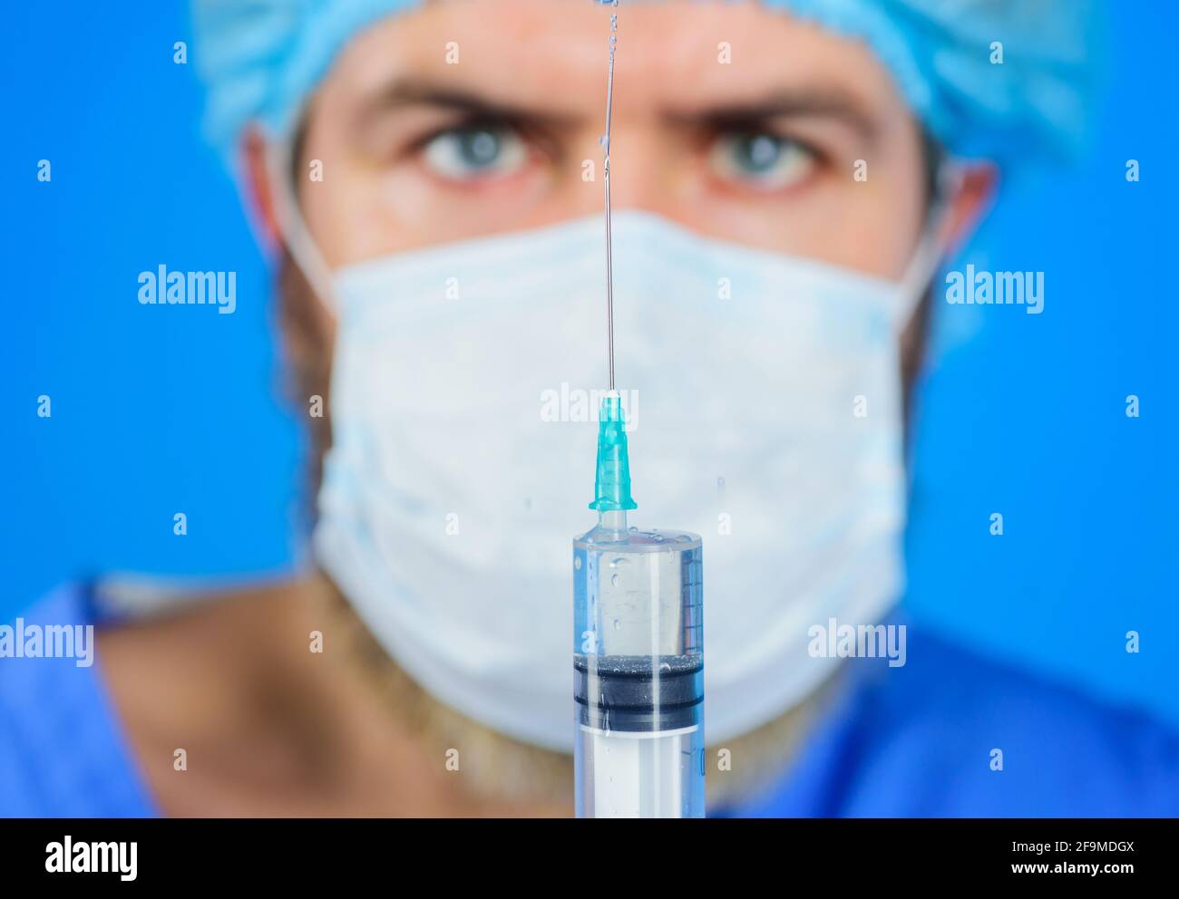 Le médecin avec la seringue prépare l'injection. Vaccination des personnes. Coronavirus. Mise au point sélective. Gros plan. Banque D'Images