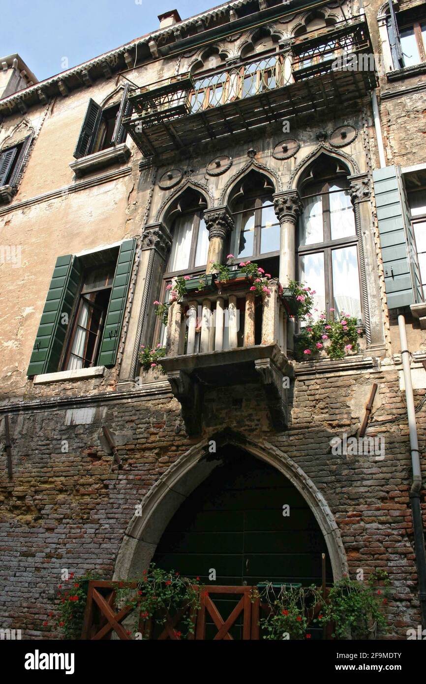 Belles caractéristiques architecturales d'un bâtiment à Venise, Italie. Banque D'Images