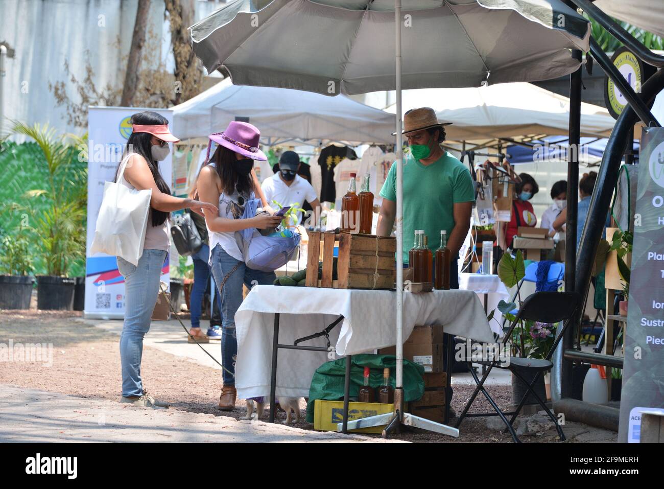 Non exclusif: MEXICO, MEXIQUE - 19 AVRIL 2021: Deux femmes achètent des produits récoltés dans le potager. Le 19 avril 2021 à Mexico, Mex Banque D'Images