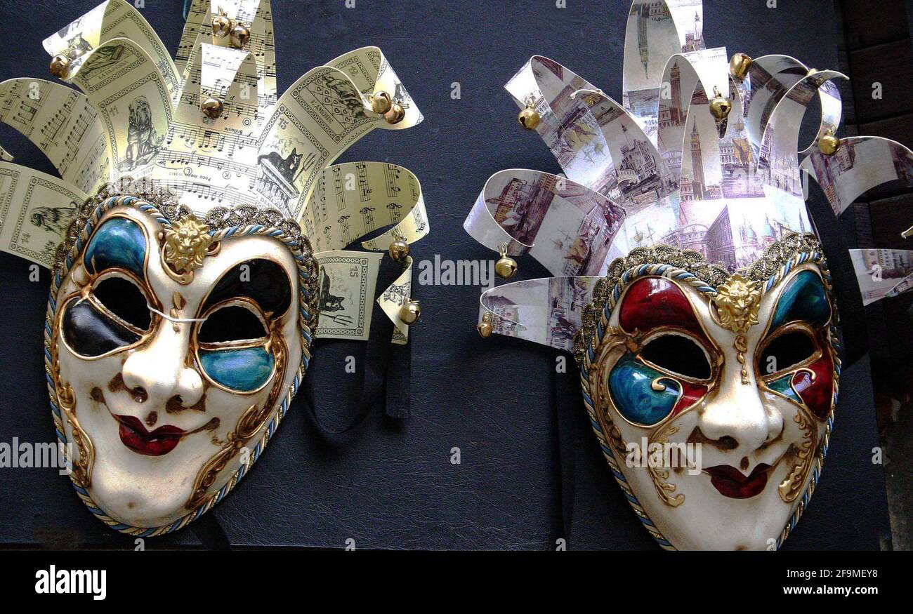 Masques Arlecchino à vendre à Venise, Italie. Banque D'Images