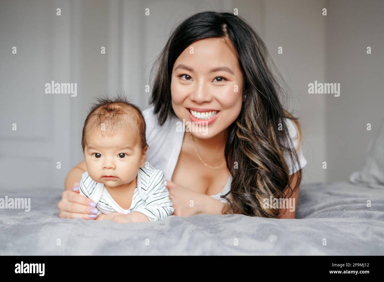 Fête des mères. Bonne mère asiatique chinoise avec bébé garçon fils. Banque D'Images