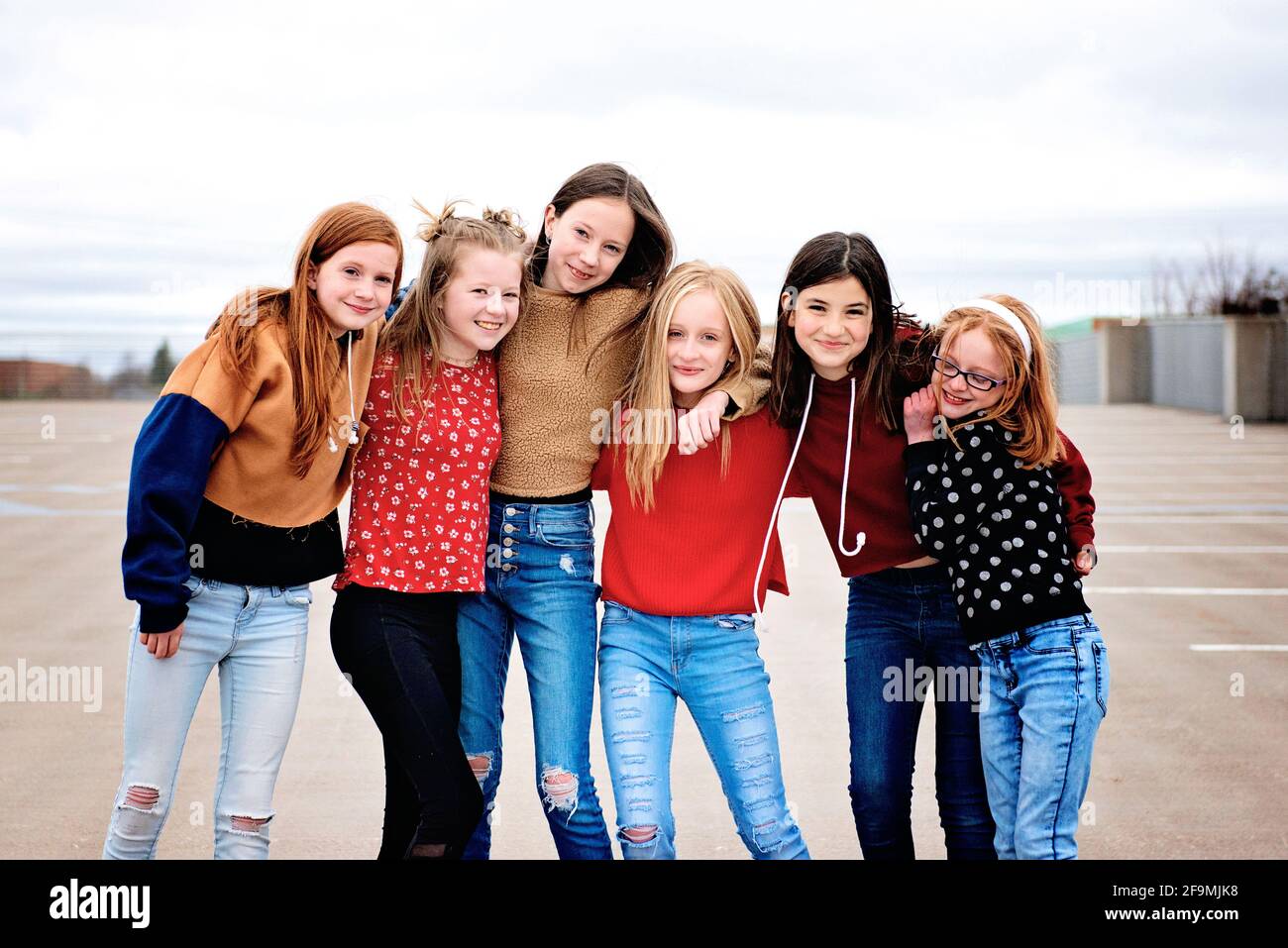 Groupe de 6 filles Tween mignonnes qui s'amusent dans la ville. Banque D'Images