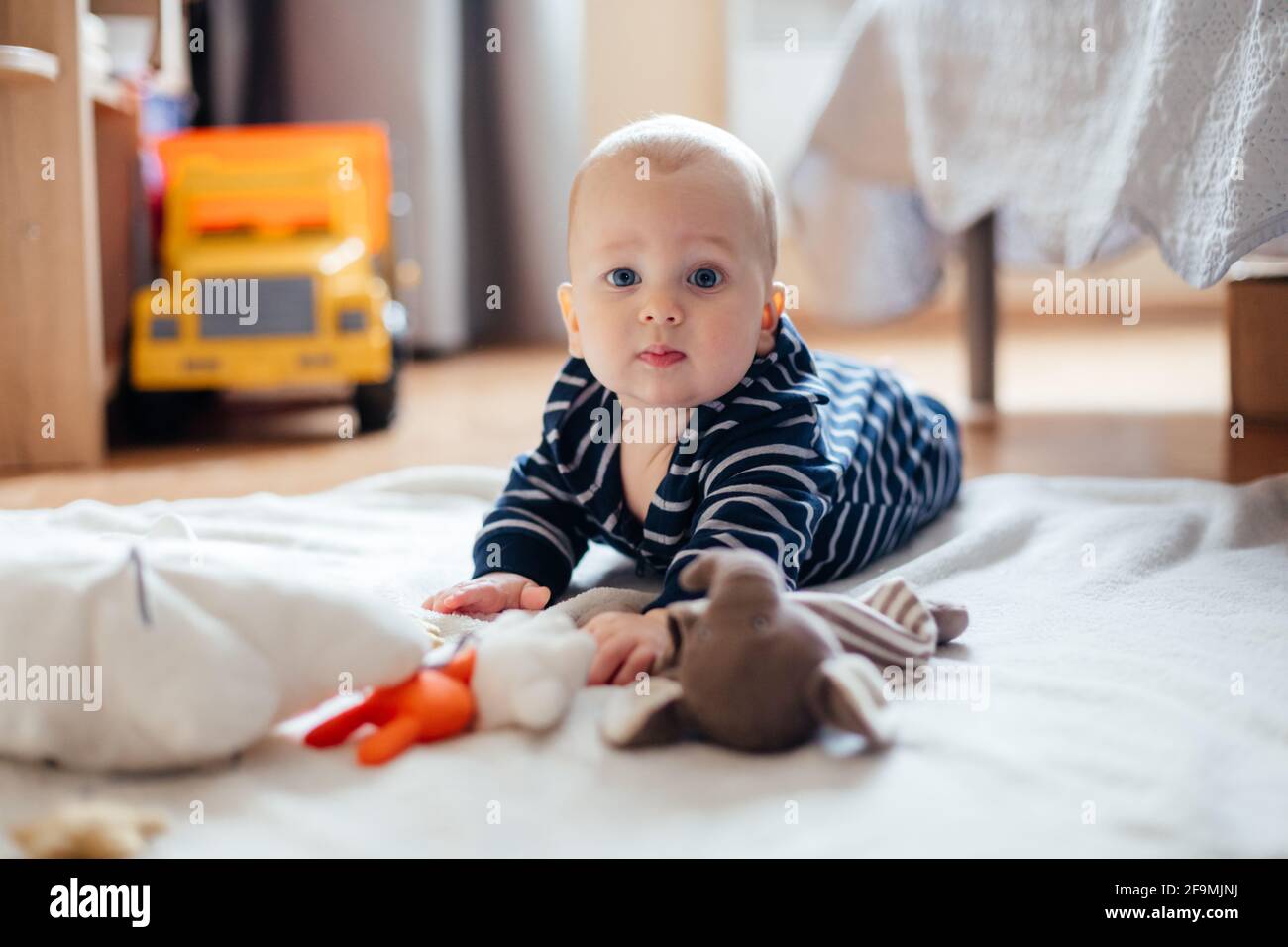 Bébé charmant passant du temps sur un étage Banque D'Images