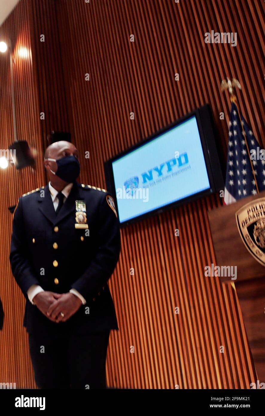 NEW YORK, NY - AVRIL 19 : Rodney Harrison, chef de département, NYPD assiste à une conférence de presse alors que le département de police de la ville de New York annonce le nouveau comité d'examen des crimes haineux composé de dirigeants communautaires dans le cadre des efforts continus du département de police pour assurer l'application des crimes haineux et la justice à ses victimes. Cinq dirigeants civils éminents se sont joints au groupe, le « NYPD Hate crime Review Panel », dont Devorah Halberstam, directeur exécutif du Jewish Children's Museum; Fred Teng, président de l'America China public Affairs Institute; Pia Raymond, auteur, professeur et Banque D'Images