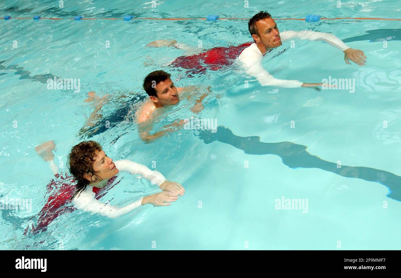 Mark Foster (à droite), actuellement détenteur du record du monde de natation, nageant avec MP Seb COE et MP Kate Hoey, à Londres aujourd'hui pour marquer le lancement de la nouvelle combinaison Speedo Commonwealth Fastskin.19 juin 2002 photo Andy Paradise Banque D'Images