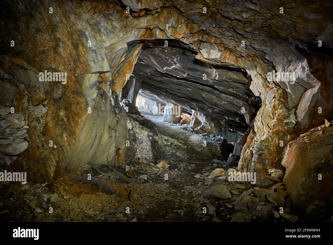 Belle grotte de calcaire, anciennes carrières de pierre oolitique à Massone, la pierre extraite, appelée 'pierre sutuaire' Arco, Italie. Bosco Caproni Banque D'Images