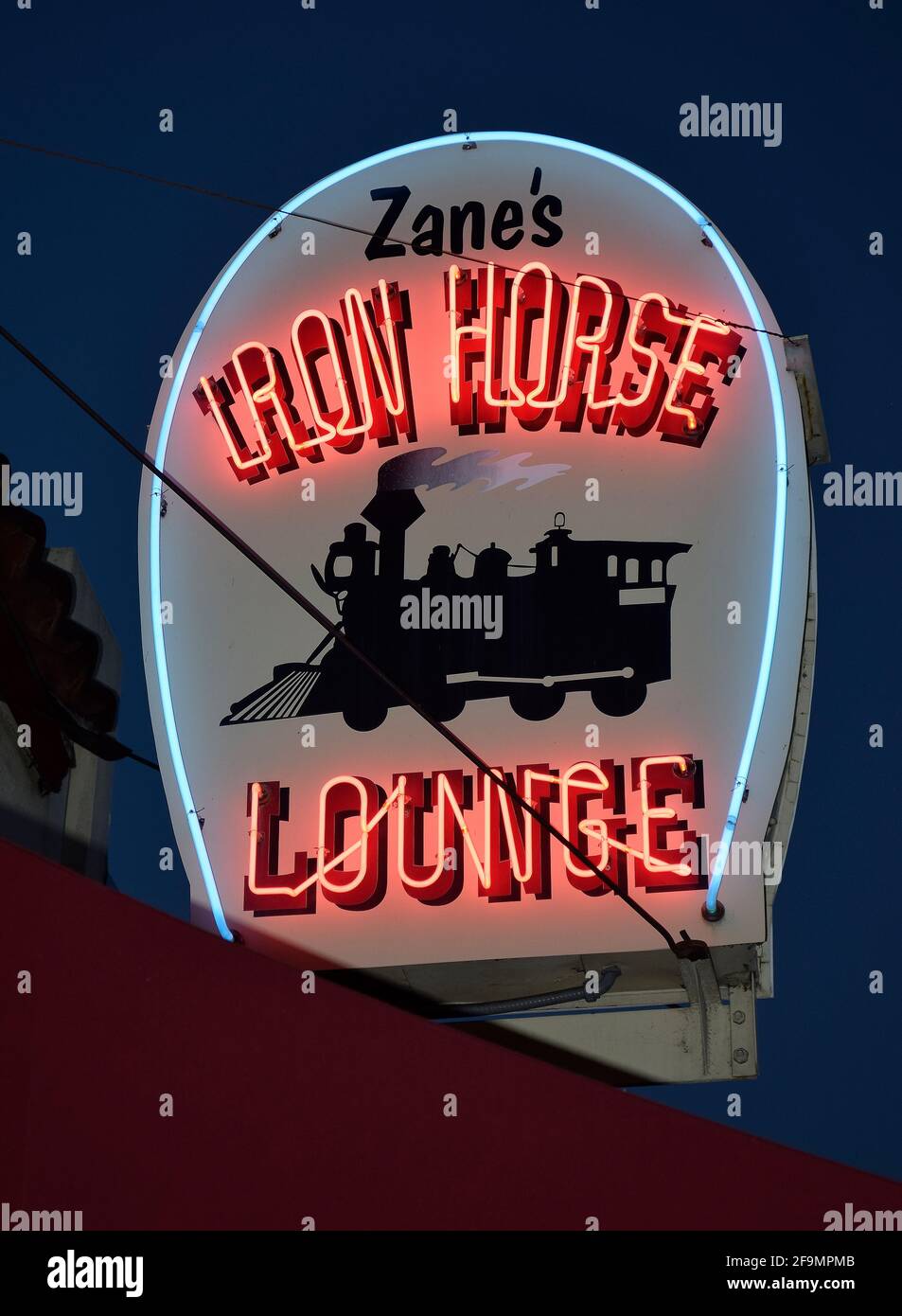 Zane's Iron Horse Lounge signe en début de soirée sur S. Washinton Street, à Sonora en Californie Banque D'Images