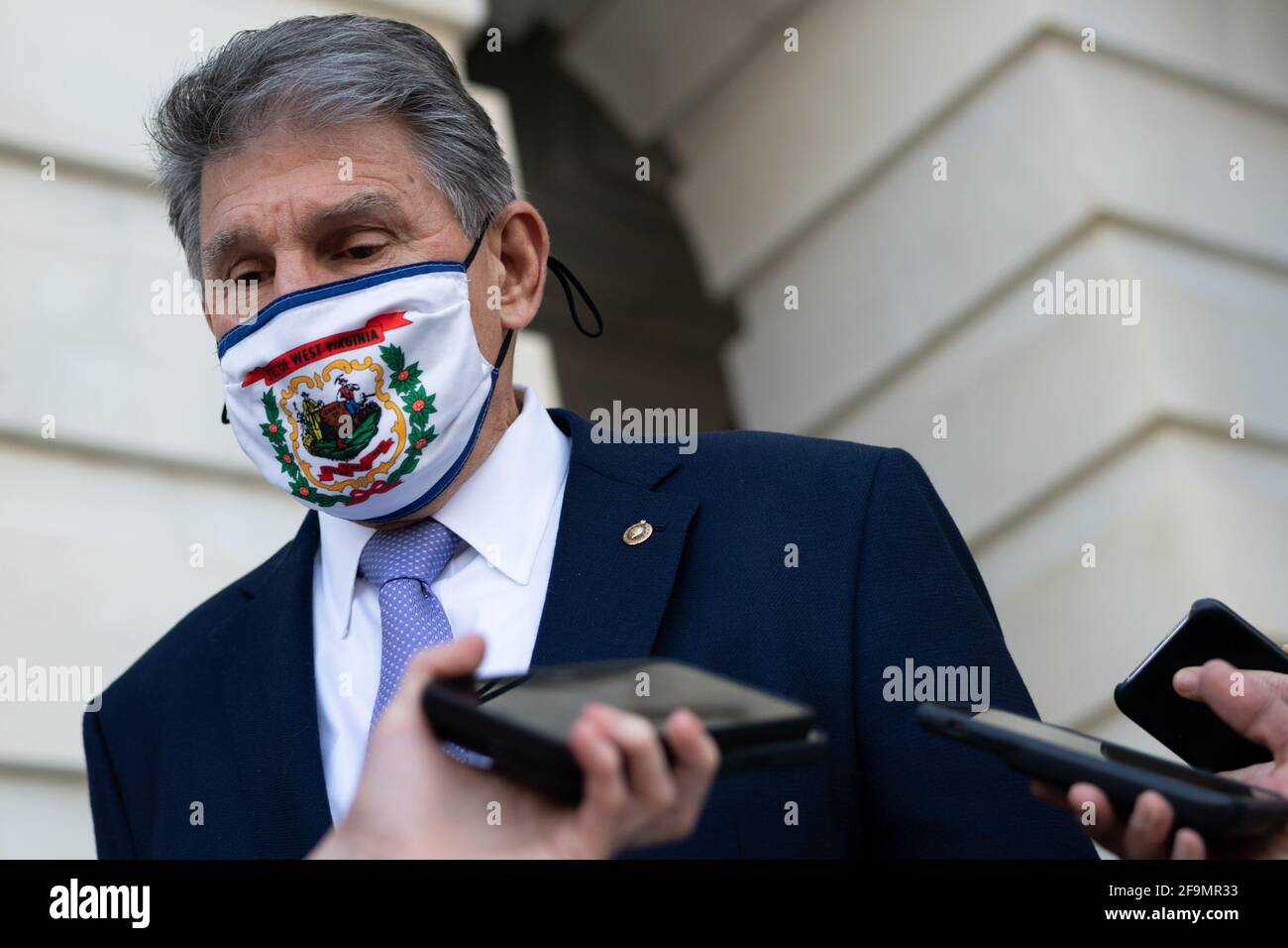 Washington, États-Unis. 19 avril 2021. Le sénateur Joe Manchin (D-WV) s'adresse aux médias au Capitole des États-Unis, à Washington, DC, le lundi 19 avril, 2021. Le Sénat est revenu après le week-end pour poursuivre les votes sur les personnes nommées par le président Biden et un projet de loi sur les crimes de haine axés sur les Asiatiques et les Américains. (Graeme Sloan/Sipa USA) Credit: SIPA USA/Alay Live News Banque D'Images