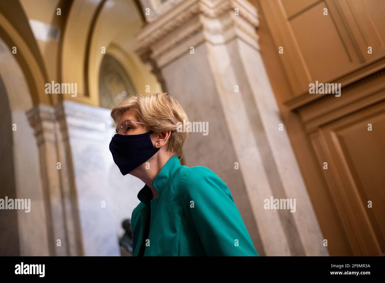 Washington, États-Unis. 19 avril 2021. La sénatrice Elizabeth Warren (D-ma) s'adresse aux médias au Capitole des États-Unis, à Washington, DC, le lundi 19 avril, 2021. Le Sénat est revenu après le week-end pour poursuivre les votes sur les personnes nommées par le président Biden et un projet de loi sur les crimes de haine axés sur les Asiatiques et les Américains. (Graeme Sloan/Sipa USA) Credit: SIPA USA/Alay Live News Banque D'Images