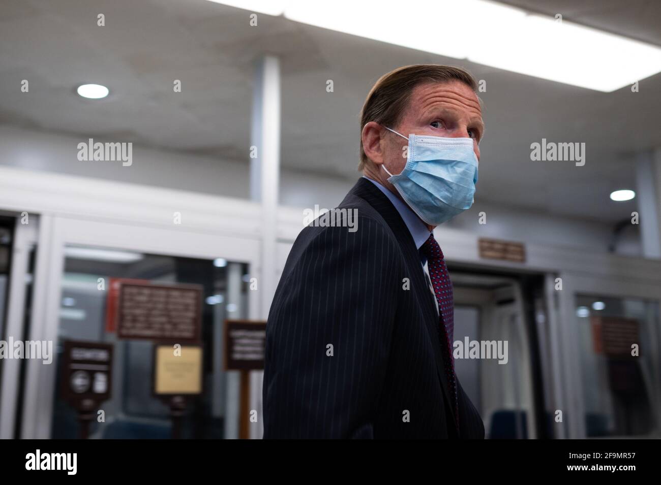 Washington, États-Unis. 19 avril 2021. Le sénateur Richard Blumenthal (D-CT) dans le métro du Sénat au Capitole des États-Unis, à Washington, DC, le lundi 19 avril, 2021. Le Sénat est revenu après le week-end pour poursuivre les votes sur les personnes nommées par le président Biden et un projet de loi sur les crimes de haine axés sur les Asiatiques et les Américains. (Graeme Sloan/Sipa USA) Credit: SIPA USA/Alay Live News Banque D'Images