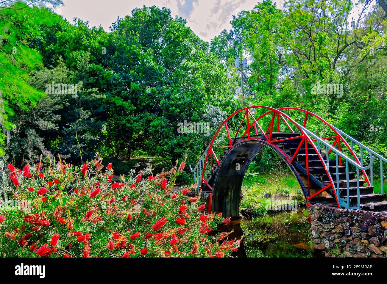 Le pont de lune, ou pont oriental, est photographié dans le jardin américano-asiatique des jardins de Bellingrath, le 19 avril 2021, à Theodore, Alabama. Banque D'Images