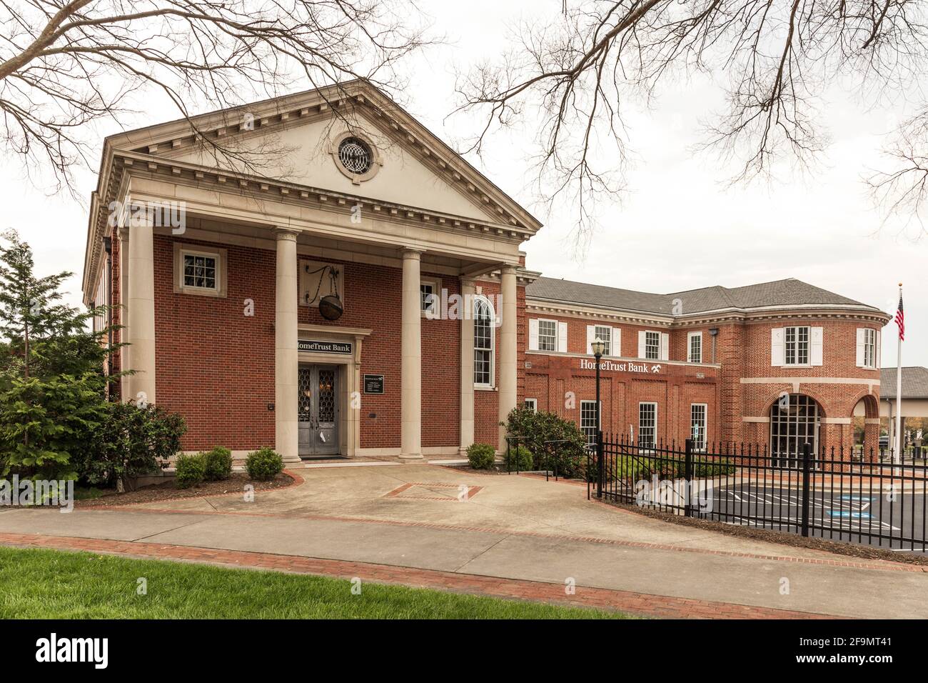 KINGSPORT, TN, USA--8 AVRIL 2021 : un bâtiment majestueux pour la succursale de la HomeTrust Bank, avec des succursales en Virginie, Tennessee, Caroline du Nord et du Sud. Banque D'Images