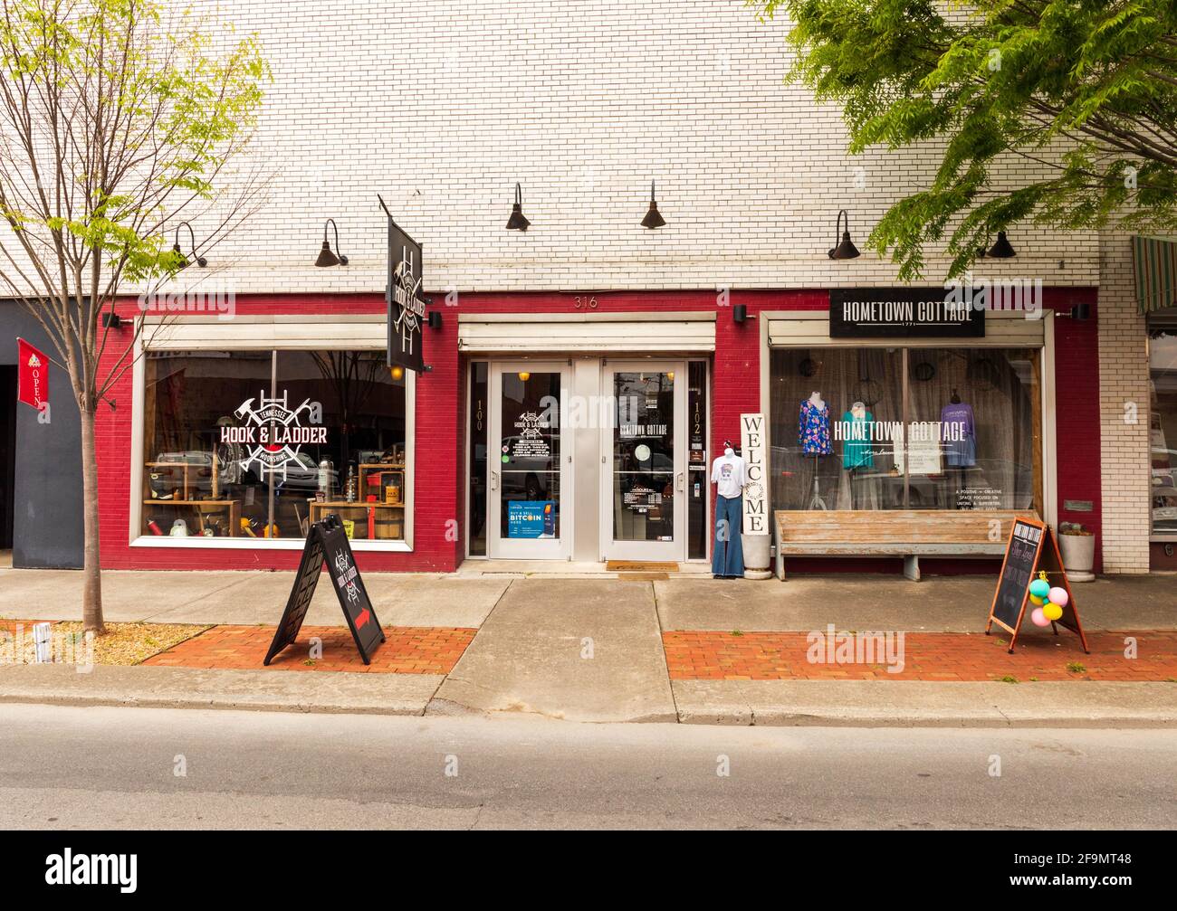 KINGSPORT, Tennessee, USA--8 AVRIL 2021 : The Hook & Ladder et Hometown Cottage, deux magasins spécialisés dans le centre-ville. Montre l'entrée principale avec displ Banque D'Images