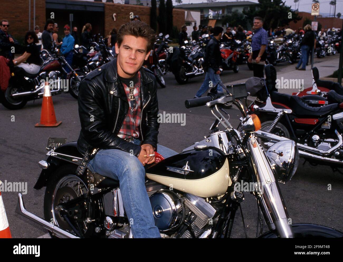 Josh Brolin pendant Love Ride 5 bénéfice pour la Dystrophie musculaire Association le 13 novembre 1988 à Harley Davidson de Glendale à Glendale, Californie crédit: Ralph Dominguez/MediaPunch Banque D'Images