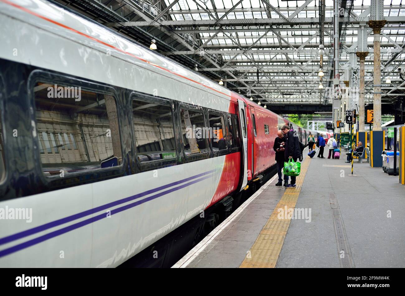 Edinburgh, Écosse, Royaume-Uni. Passagers sur une plate-forme à la gare Waverly d'Édimbourg. Banque D'Images