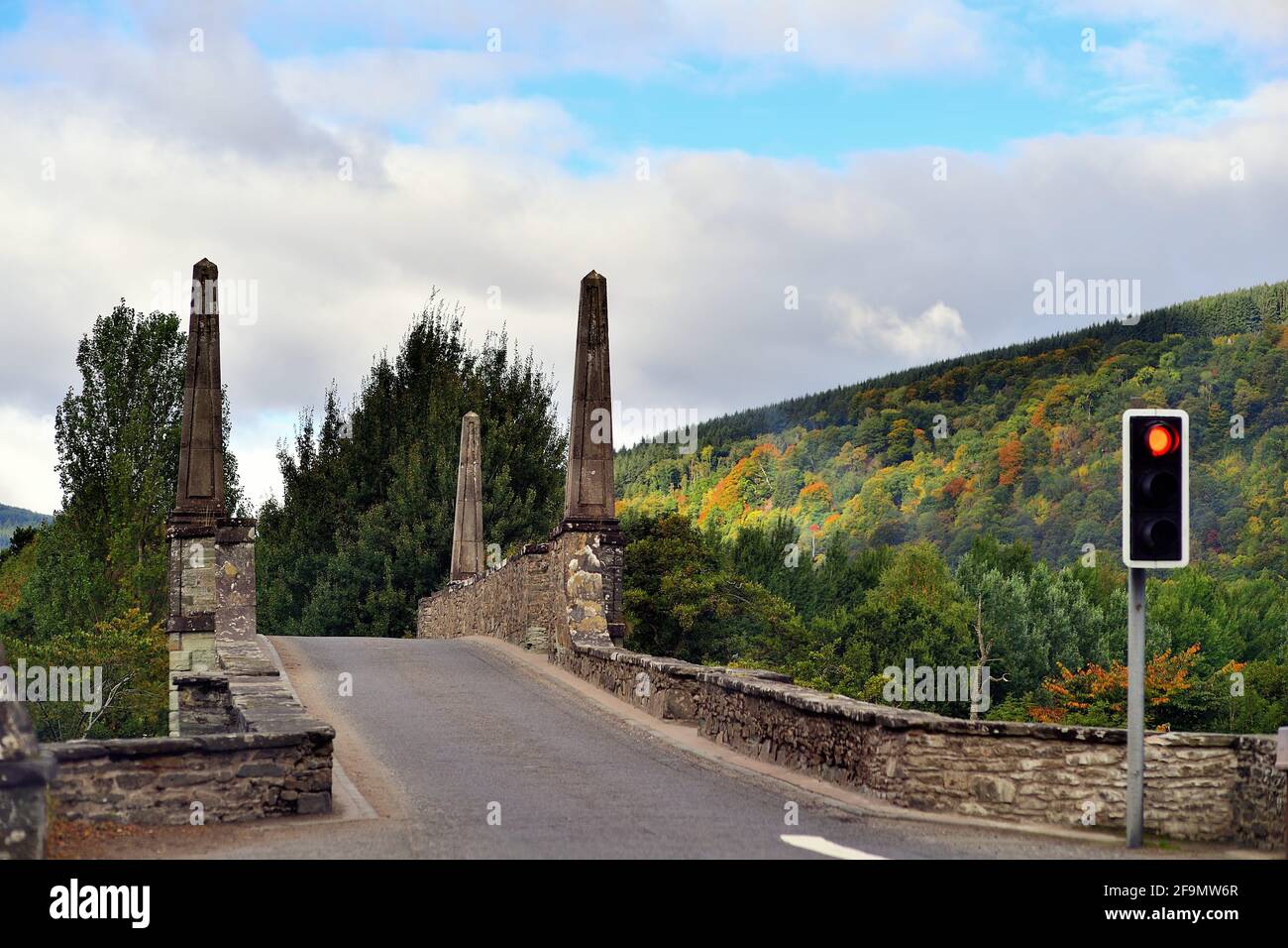 Aberfeldy, Perthshire, Écosse, Royaume-Uni. Un ancien pont routier à une voie en pierre protégé par un dispositif de contrôle de la circulation. Banque D'Images