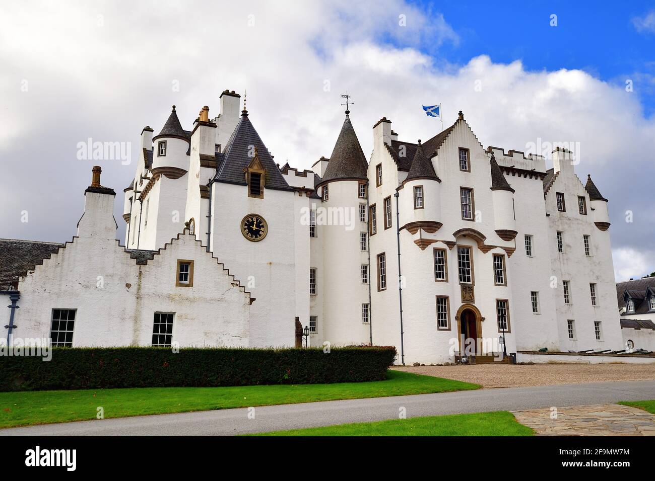 Blair Atholl, Écosse, Royaume-Uni. Les fondations du château de Blair datent du XIIIe siècle et aujourd'hui, sont l'un des châteaux les plus majestueux d'Écosse. Banque D'Images