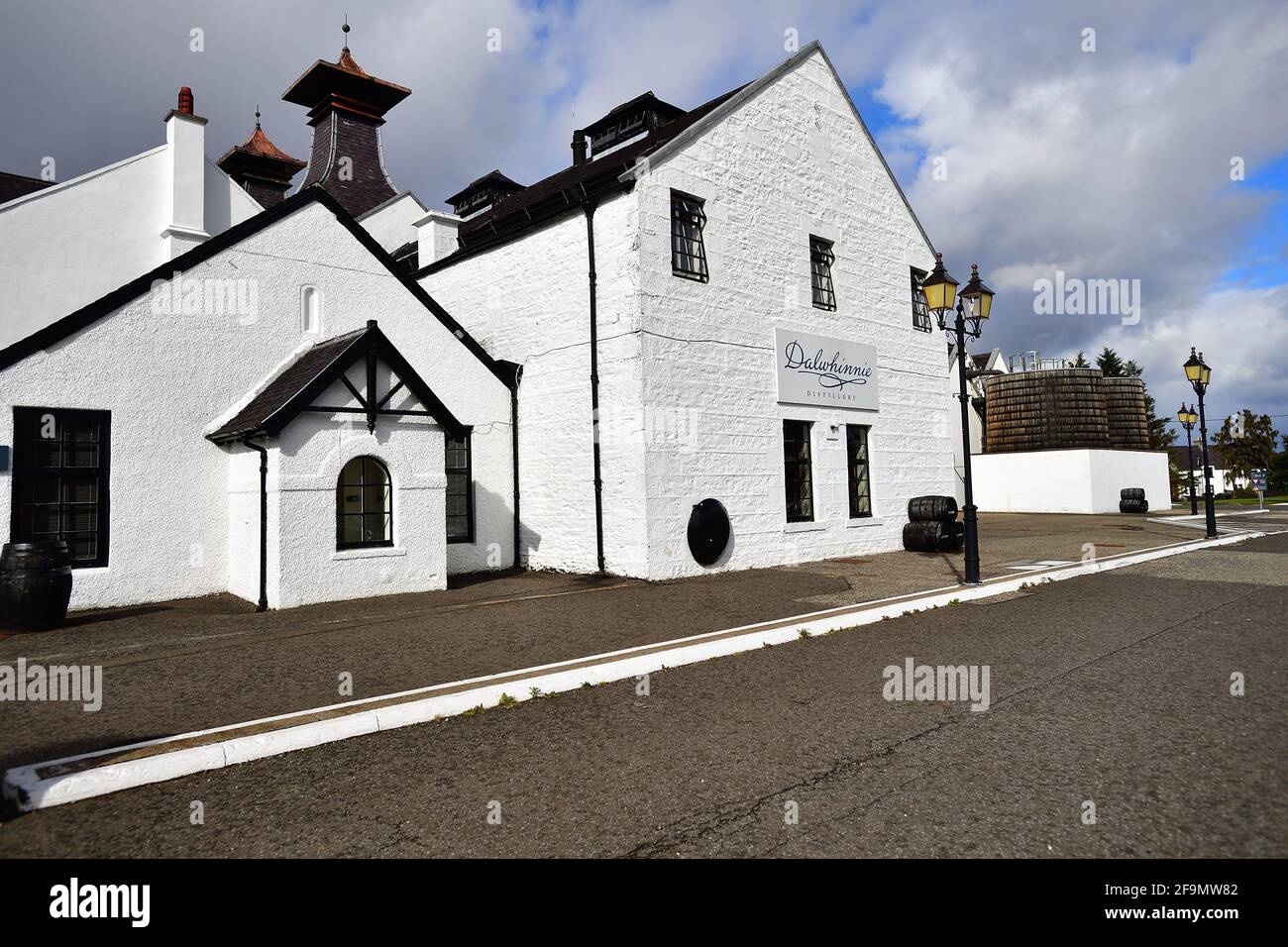 Dalwhinnie, Écosse, Royaume-Uni. La distillerie Dalwhinnie dans les Highlands d'Écosse. Banque D'Images