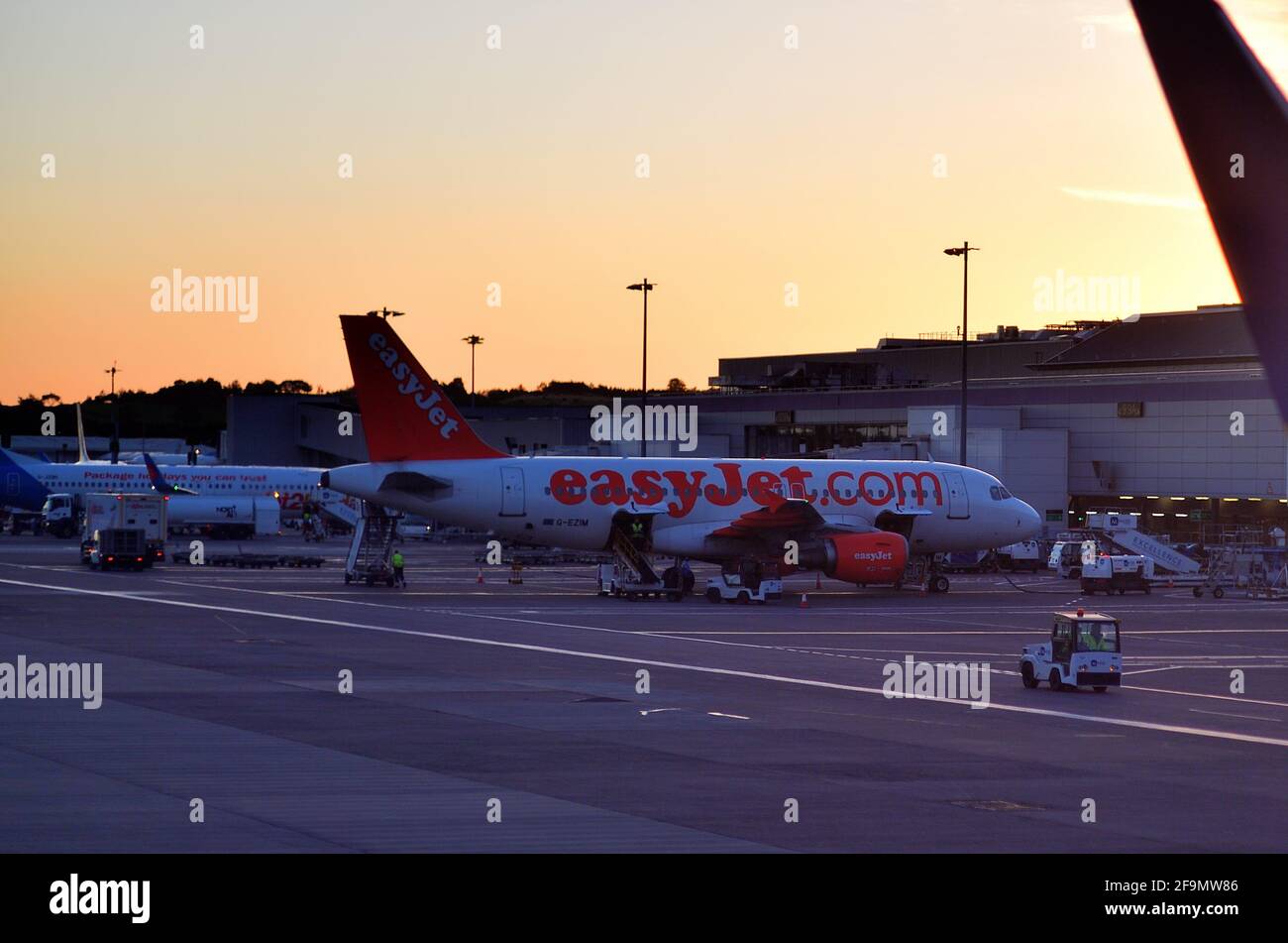 Edinburgh, Écosse, Royaume-Uni. Avions à réaction commerciaux sur le tarmac à l'aéroport international d'Édimbourg à l'aube. Banque D'Images