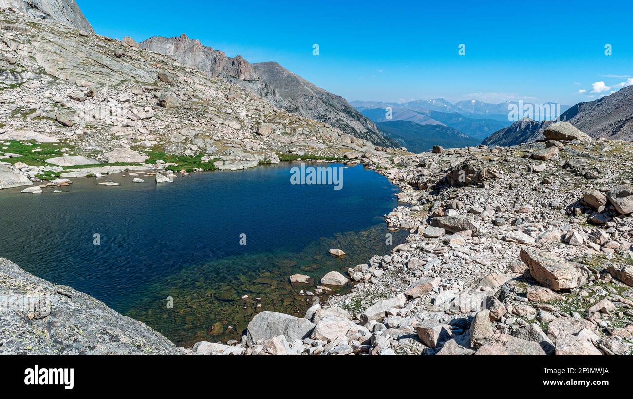 Au-dessus du lac Green, un lac alpin isolé et de haute altitude situé dans la gorge des Glaciers de la PNMR, en été Banque D'Images