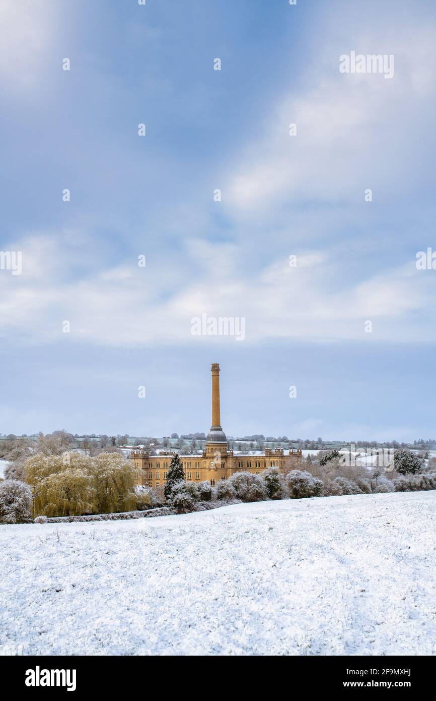 Bliss Tweed Mill dans la neige d'avril. Chipping Norton, Cotswolds, Oxfordshire, Angleterre Banque D'Images