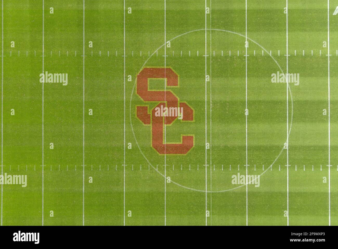 Une vue aérienne du logo SC au milieu du terrain de football du Los Angeles Memorial Coliseum, le dimanche 18 avril 2021, à Los Angeles. (Kirby L Banque D'Images