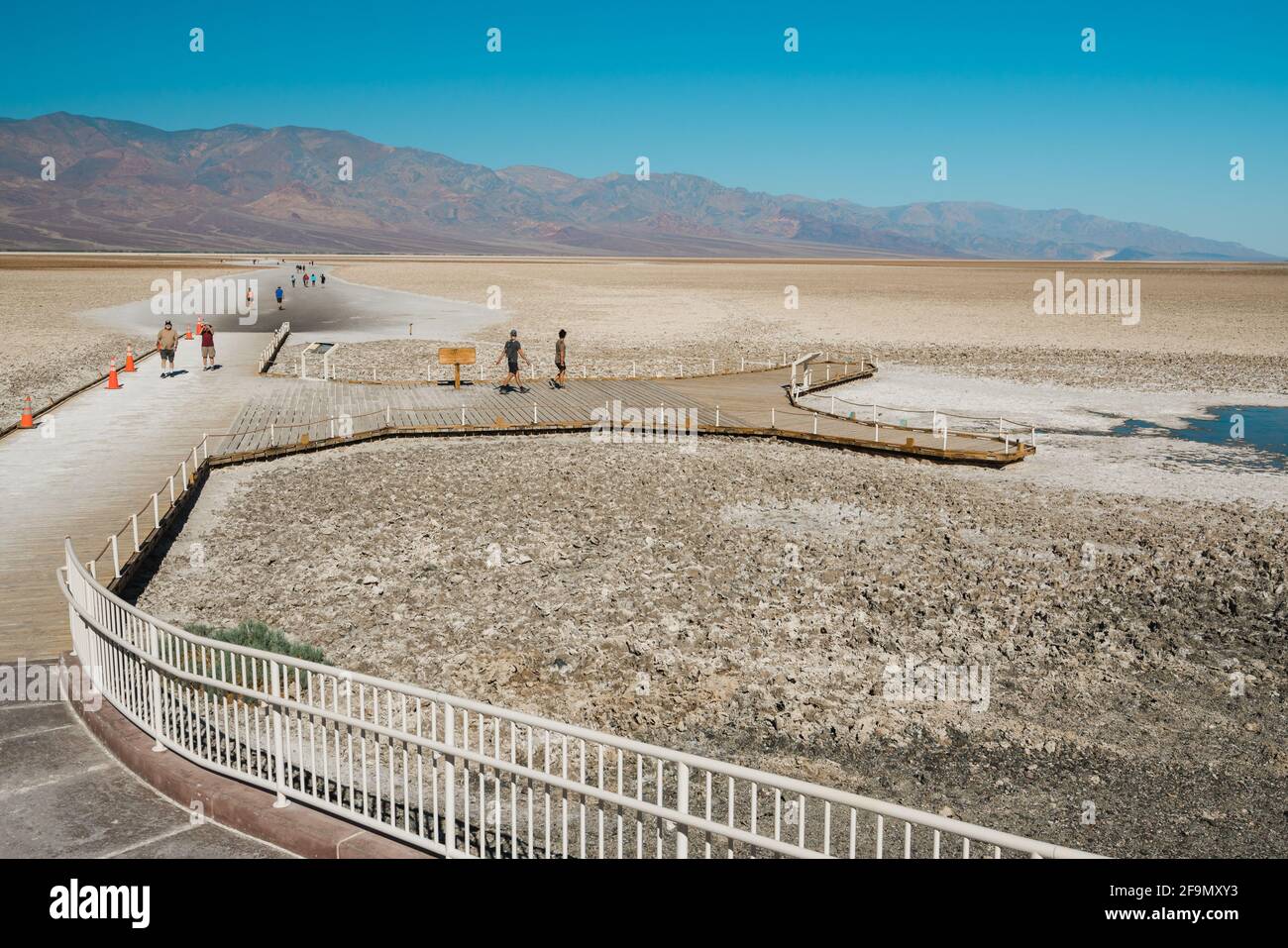 Death Valley, Californie, États-Unis - le 15 avril 2021 Badwater Basin, un bassin endohéique dans le parc national de la Vallée de la mort, le point le plus bas en Amérique du Nord a Banque D'Images