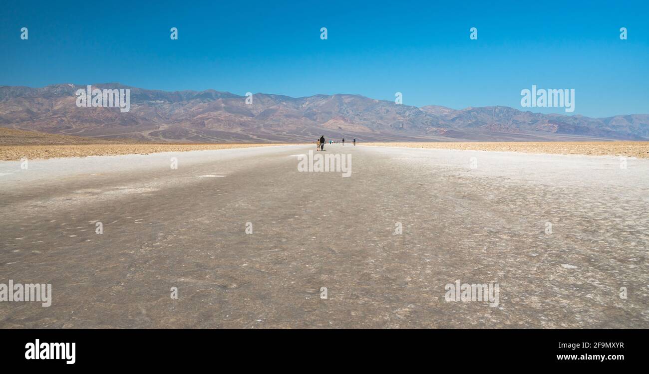 Death Valley, Californie, États-Unis - le 15 avril 2021 Badwater Basin, un bassin endohéique dans le parc national de la Vallée de la mort, le point le plus bas en Amérique du Nord a Banque D'Images