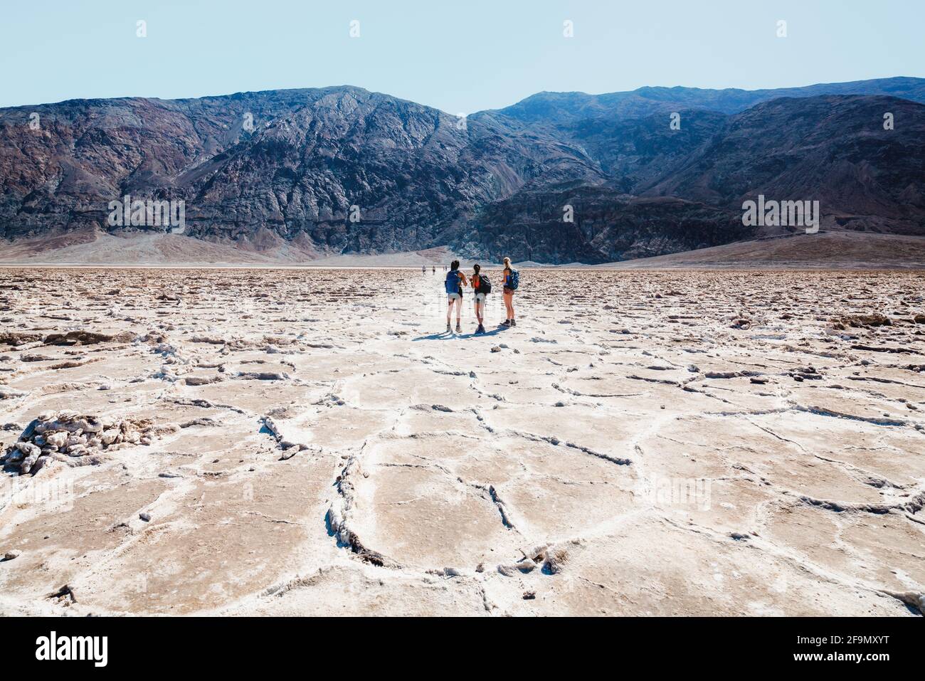 Death Valley, Californie, États-Unis - 15 avril 2021 Badwater Basin Salt Flats Trail et Black Mountains Banque D'Images