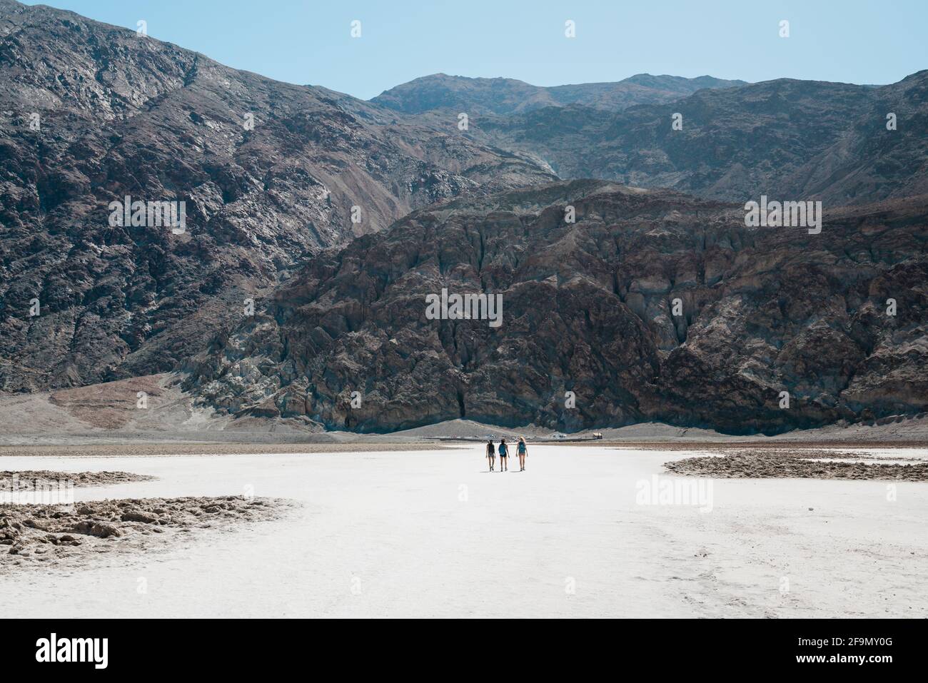 Death Valley, Californie, États-Unis - 15 avril 2021 Badwater Basin Salt Flats Trail et Black Mountains Banque D'Images