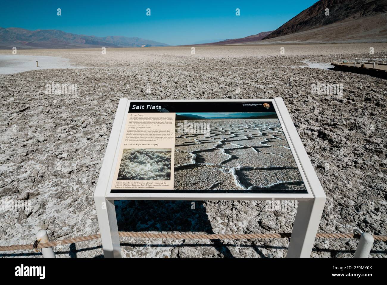 Death Valley, Californie, États-Unis - le 15 avril 2021 Badwater Basin, un bassin endohéique dans le parc national de la Vallée de la mort, le point le plus bas en Amérique du Nord a Banque D'Images