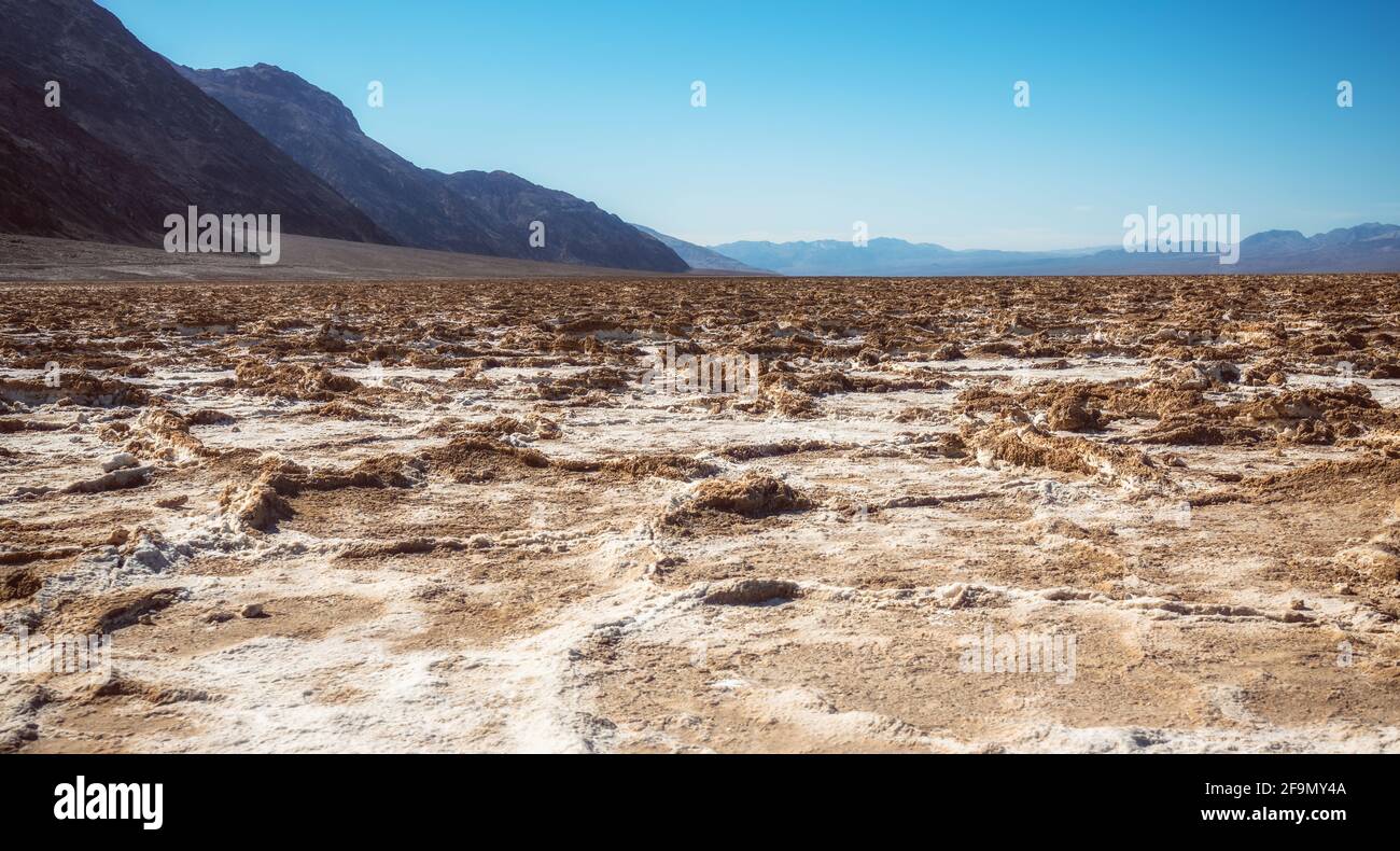 Des salées et des fissures dans la boue dans le parc national de la Vallée de la mort. Bassin de Badwater et montagnes noires Banque D'Images