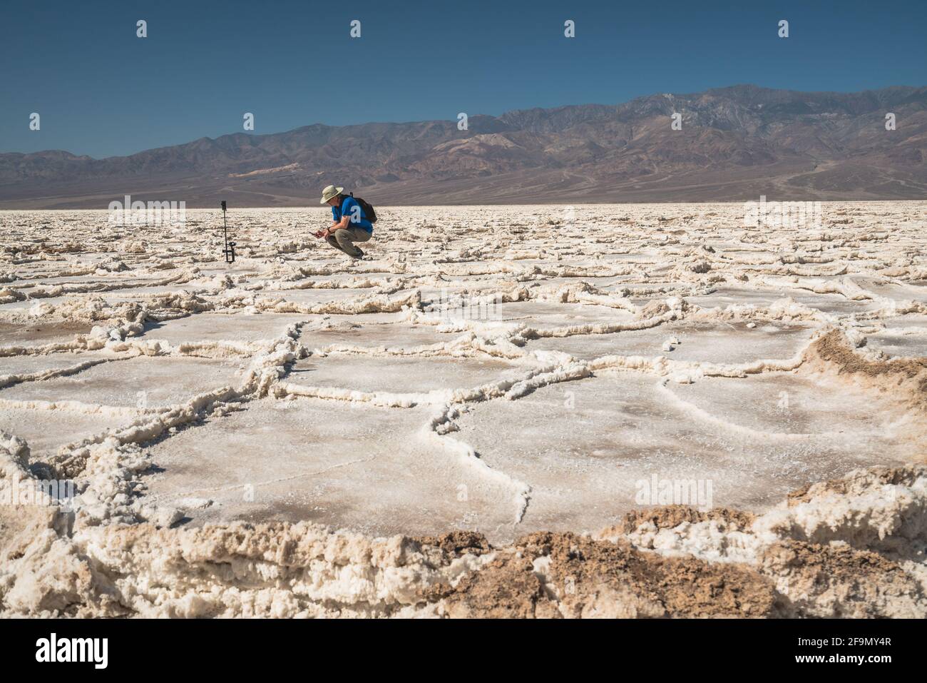 Tourisme prenant des photos, Salt Flats dans le parc national de la Vallée de la mort. Aventure en sentier à travers des assiettes de sel en pleine agitation sous le niveau de la mer. Banque D'Images