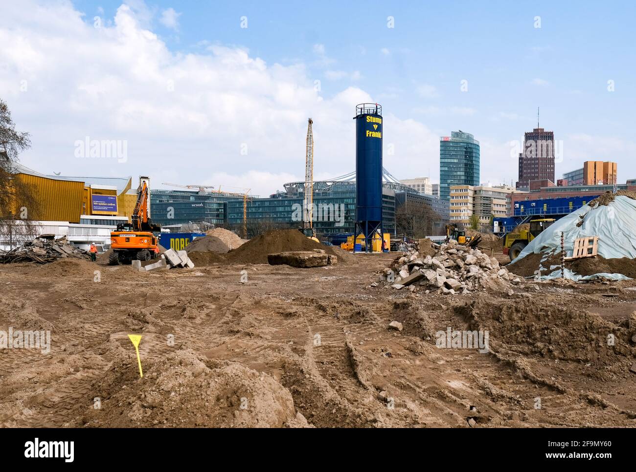 Berlin, Allemagne. 19 avril 2021. Des travaux de construction sont en cours pour le musée du XXe siècle de la Galerie nationale sur la Potsdamer Platz. La Haus der Staatlichen Museen zu Berlin au Kulturforum est construite sur le site précédemment non développé entre la Neue Nationalgalerie et la Philharmonie. La fin des travaux est prévue pour 2026. Le nouveau bâtiment abritera la collection d'art du XXe siècle de la Nationalgalerie, qui ne peut actuellement être présentée que dans des extraits en raison d'un manque d'espace. Credit: Jens Kalaene/dpa-Zentralbild/ZB/dpa/Alay Live News Banque D'Images