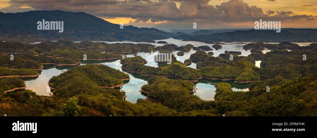 Vue incroyable sur le lac Ta Dung. Vietnam. Paysage panoramique Banque D'Images