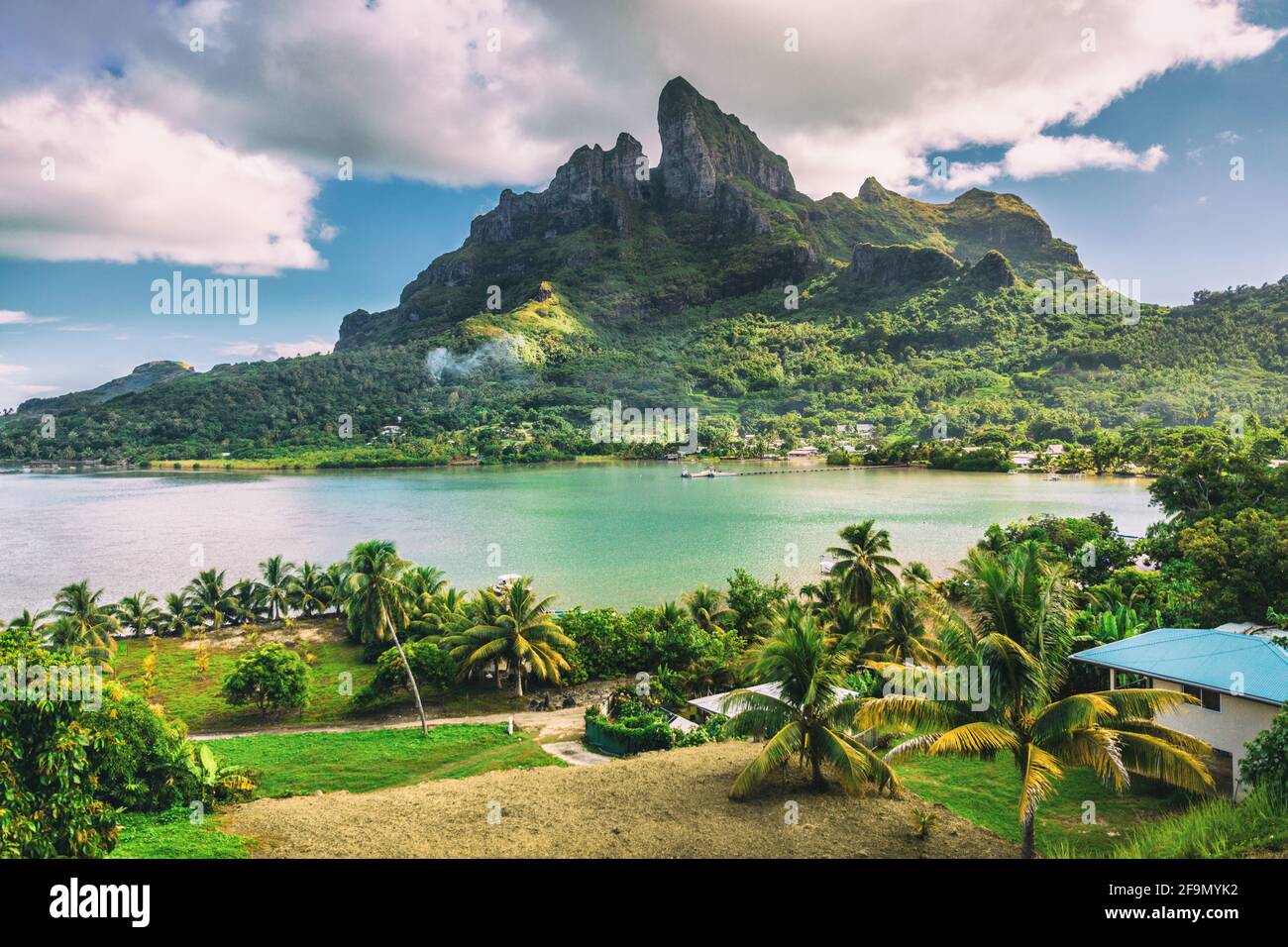 Bora Bora et le Mont Otemanu paysage naturel à Tahiti, Polynésie française avec mer de lagune de corail et le Mont Pahia, le Mont Otemanu, Tahiti, sud de l'océan Pacifique Banque D'Images