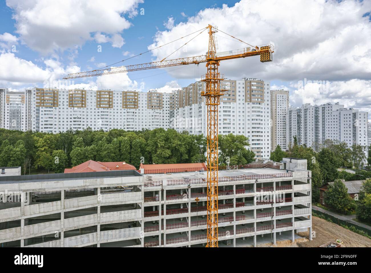 garage de plusieurs étages en construction dans le quartier résidentiel de la ville. vue aérienne Banque D'Images