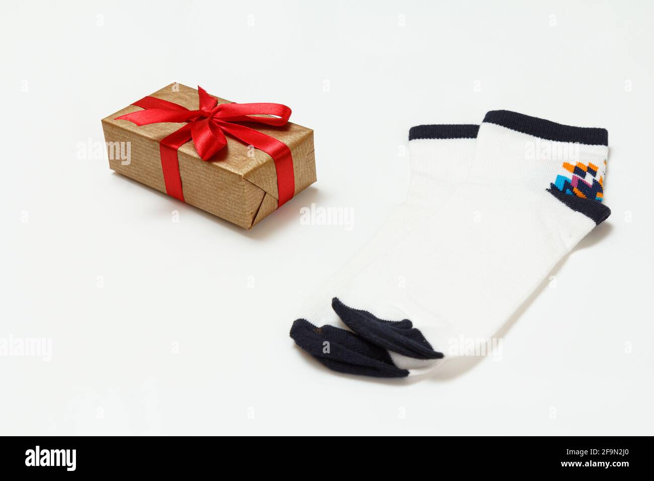 Paire de chaussettes pour femmes sur fond blanc. Banque D'Images