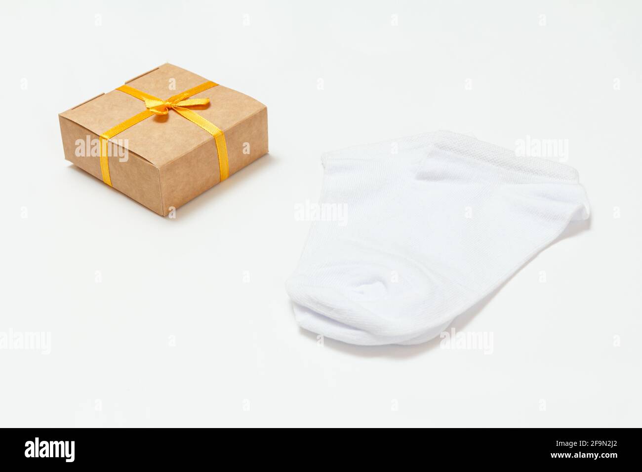 Paire de chaussettes pour femmes sur fond blanc. Banque D'Images