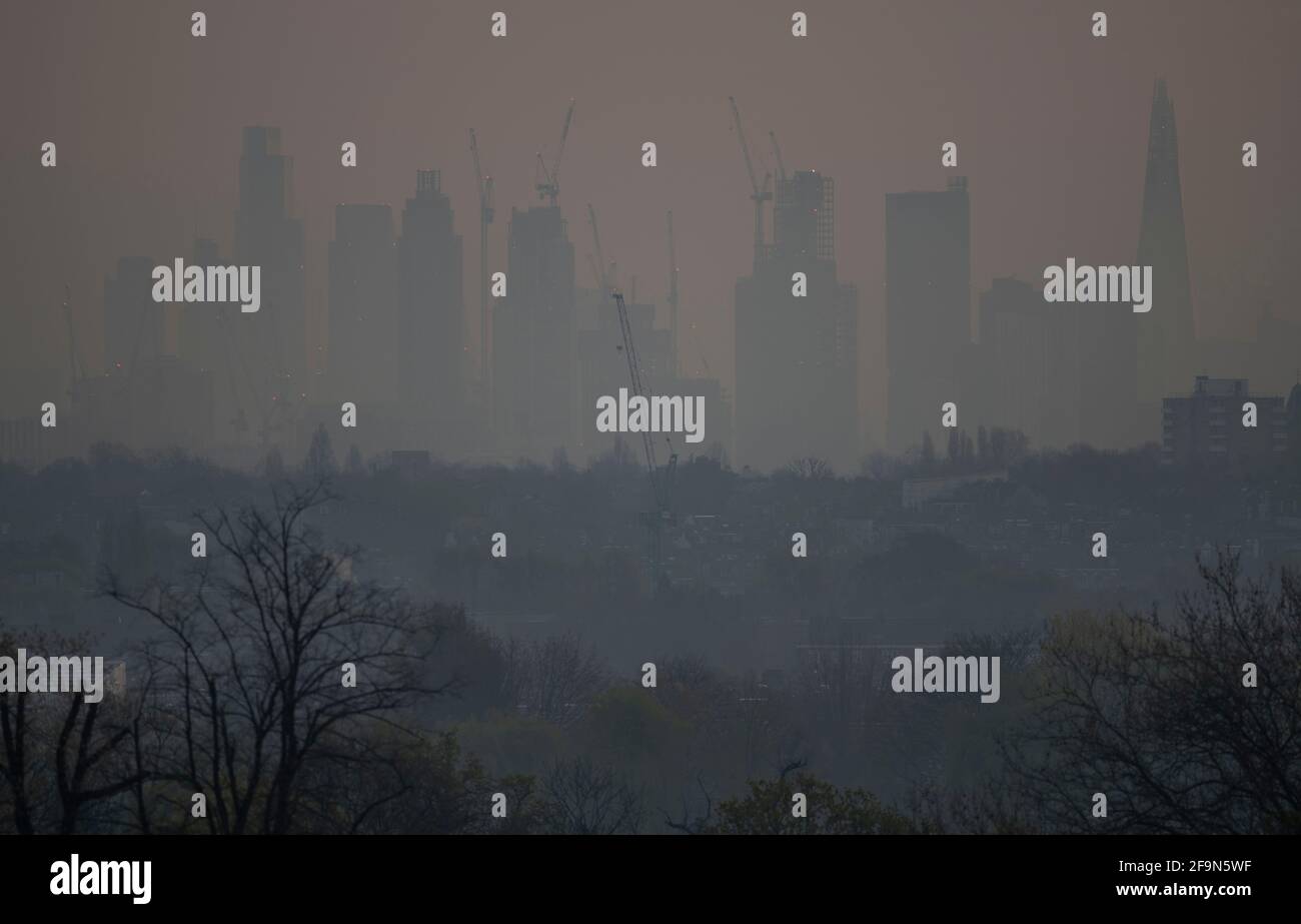 Londres, Royaume-Uni. 20 avril 2021. Une fine brume de basse altitude dans la banlieue obscurcit les gratte-ciels de la City de Londres sur la ligne d'horizon avant une autre journée de soleil dans la capitale. Crédit : Malcolm Park/Alay Live News. Banque D'Images