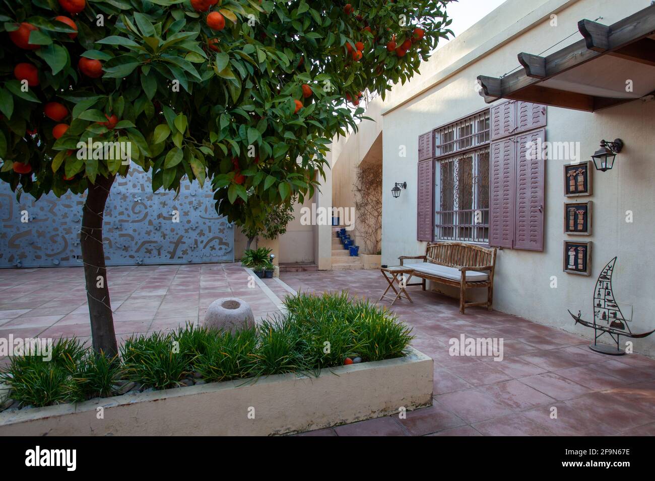 Entrée dans la cour de la galerie d'art de Nabad située dans le quartier de Jabal Amman une des sept collines qui à l'origine ont constitué Amman, Jordanie Banque D'Images