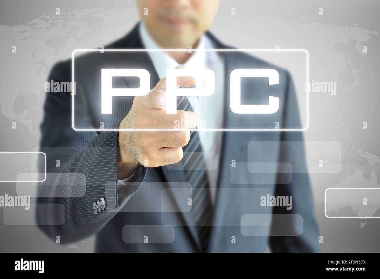 Homme d'affaires pointant vers PPC (ou payer par clic) sur écran virtuel Banque D'Images