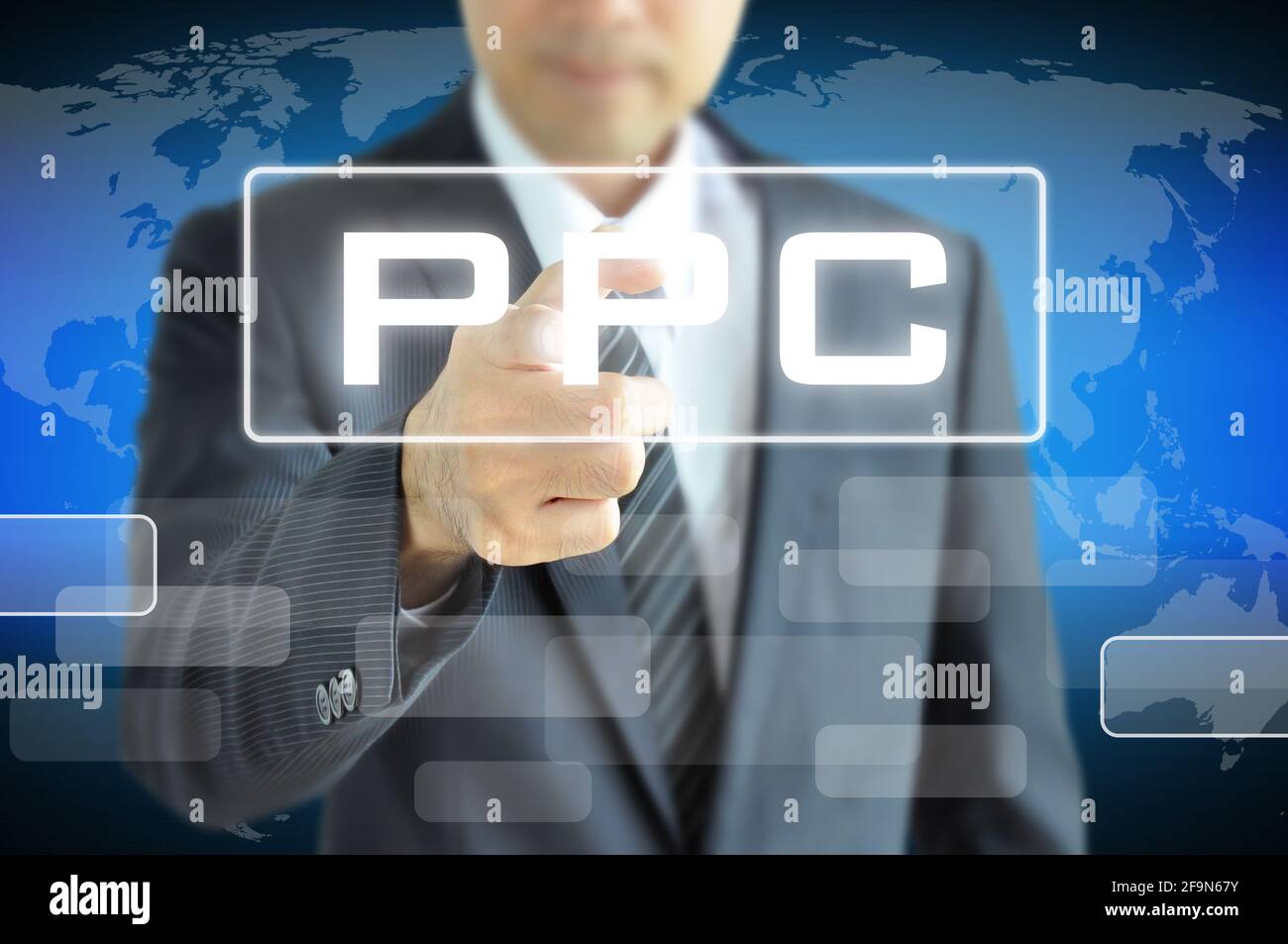 Homme d'affaires pointant vers PPC (ou payer par clic) sur écran virtuel Banque D'Images