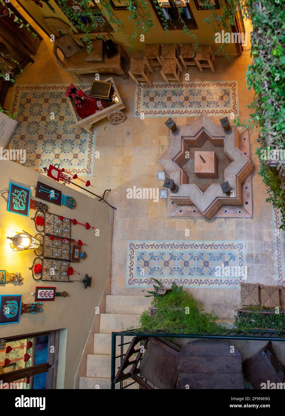 Cour intérieure à Beit Shociar pour la culture et le patrimoine qui est une ancienne maison construite dans le style syrien situé dans le quartier de Jabal Amman une des sept collines qui à l'origine ont constitué Amman, Jordanie Banque D'Images