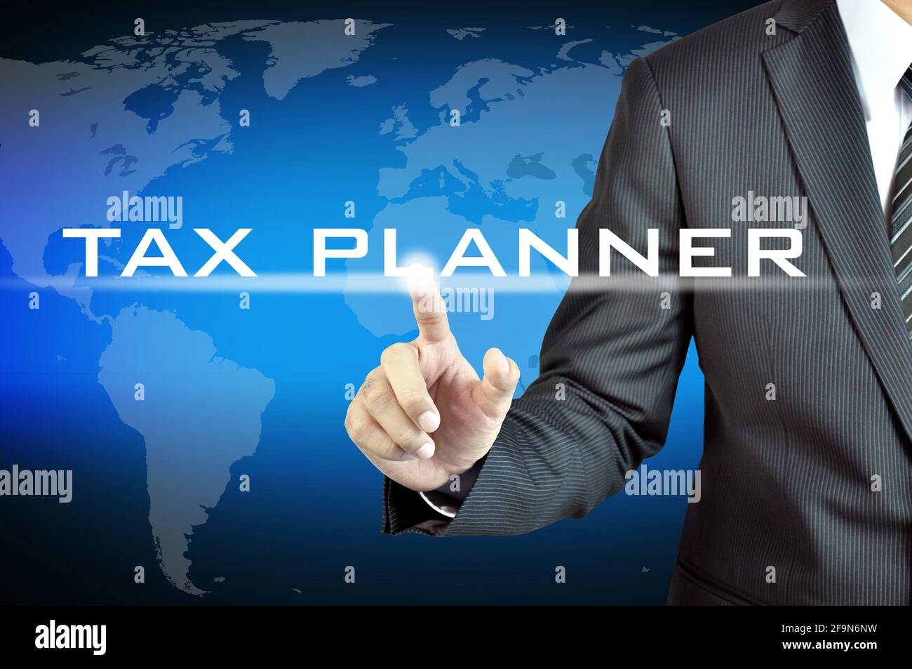 Main touchant les mots DU FISTAX PLANNER sur l'écran virtuel - entreprise et de planification financière Banque D'Images